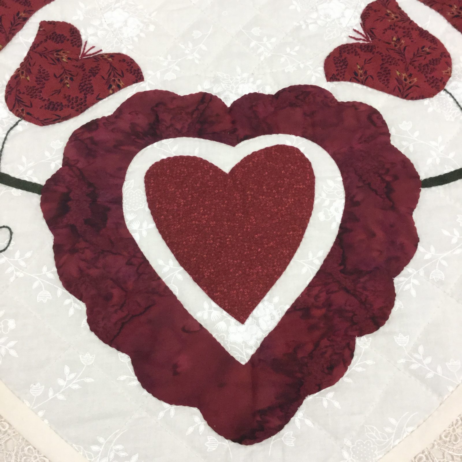 lacey-heart-of-roses-quilt-king-family-farm-handcrafts