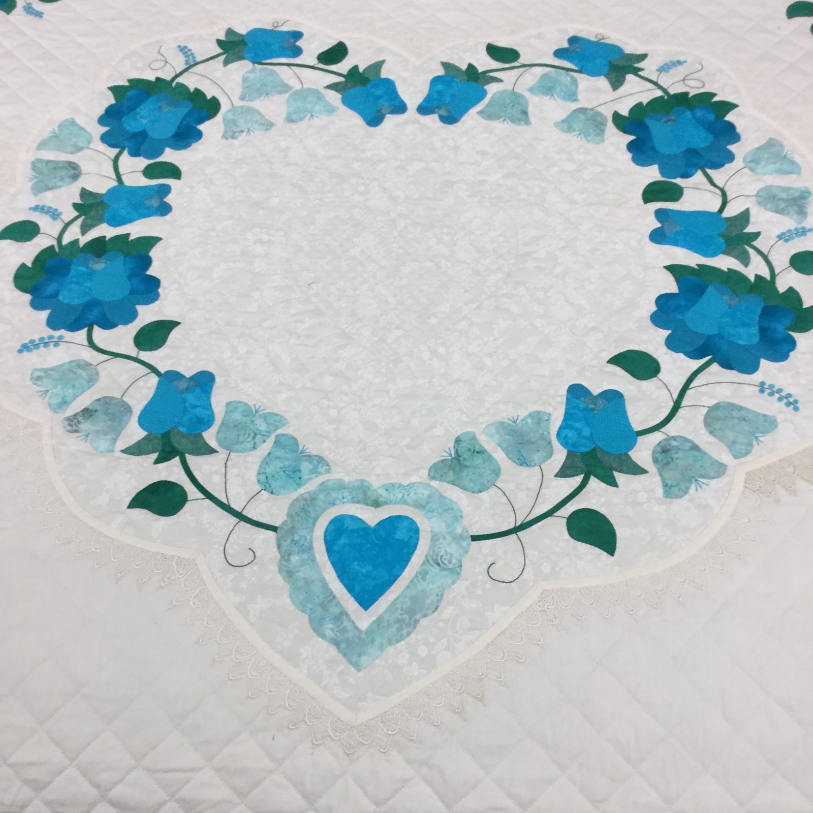 lacey-heart-of-roses-quilt-king-family-farm-handcrafts